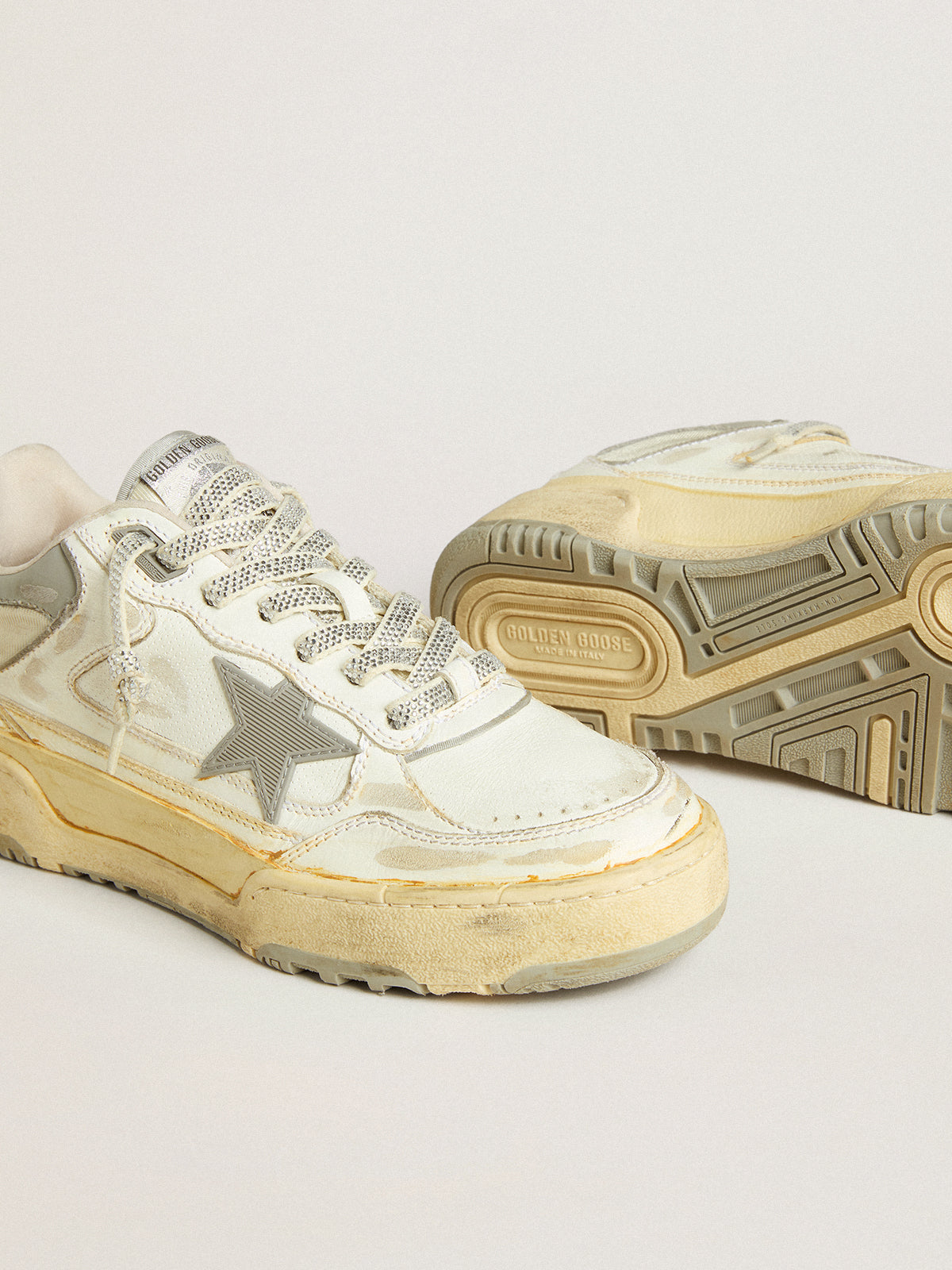 Forty2 in pelle bianca e lacci con cristalli Swarovski e stella grigia