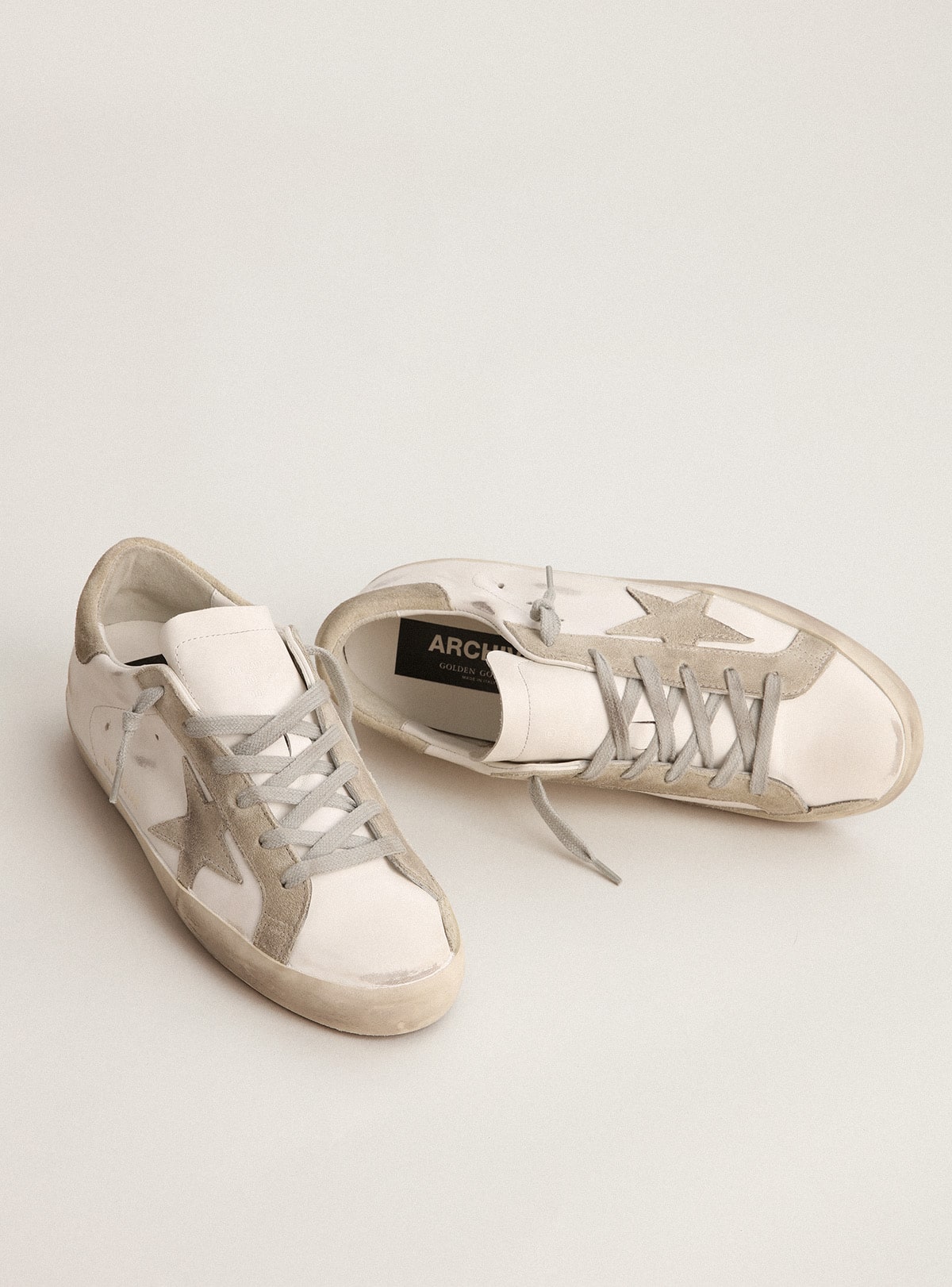 Stella e talloncino in suede grigio