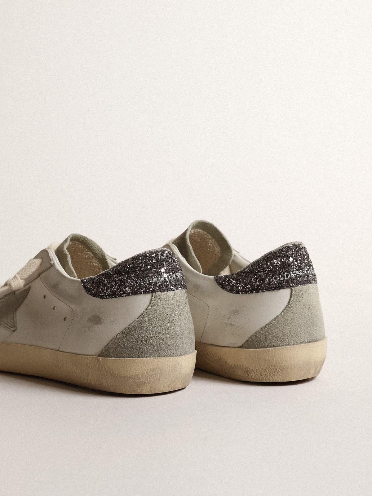 Stella grigia e talloncino in glitter grigio scuro