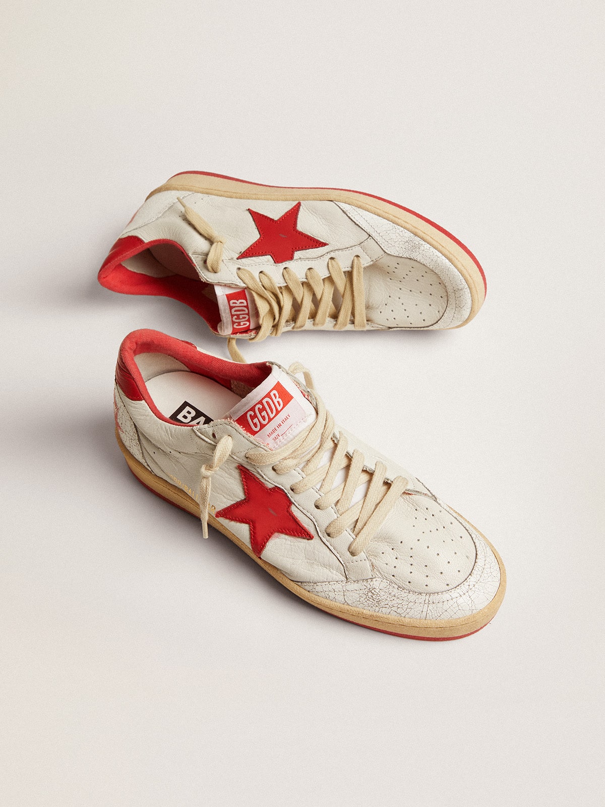 Pelle bianca con stella e talloncino rossi