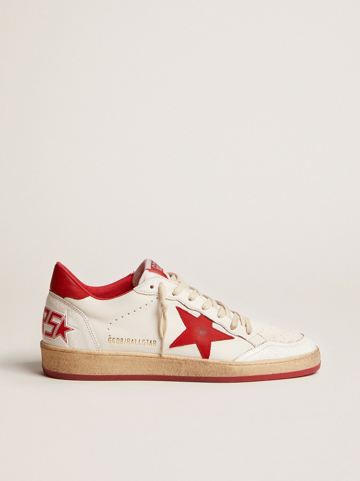 Pelle bianca con stella e talloncino rossi