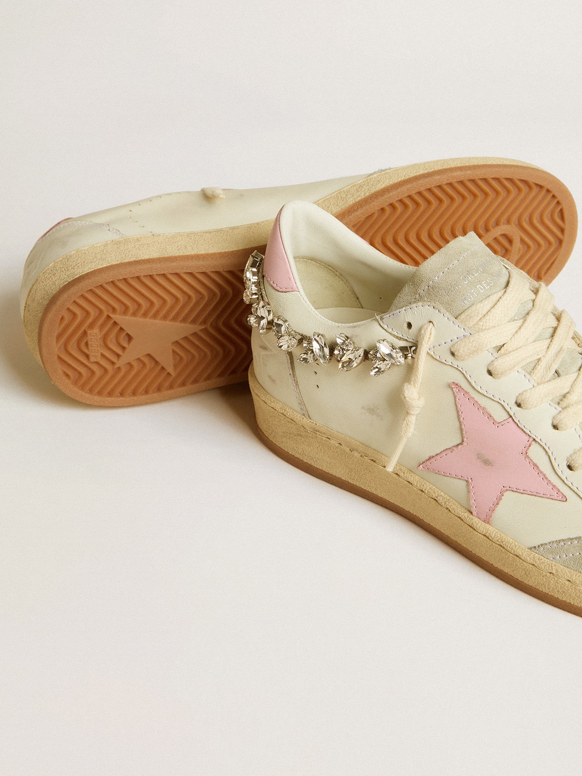 Donna LTD con stella in pelle rosa e applicazione con cristalli