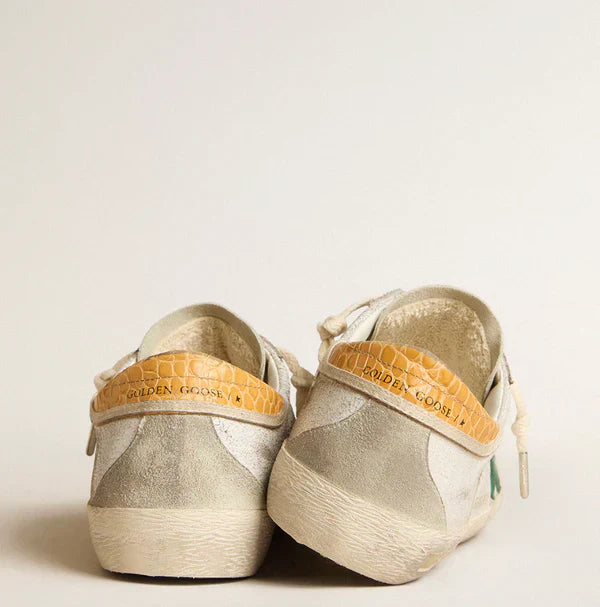 Stella in suede verde e talloncino in pelle cocco gialla