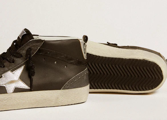 Pelle nera con stella in pelle laminata argento